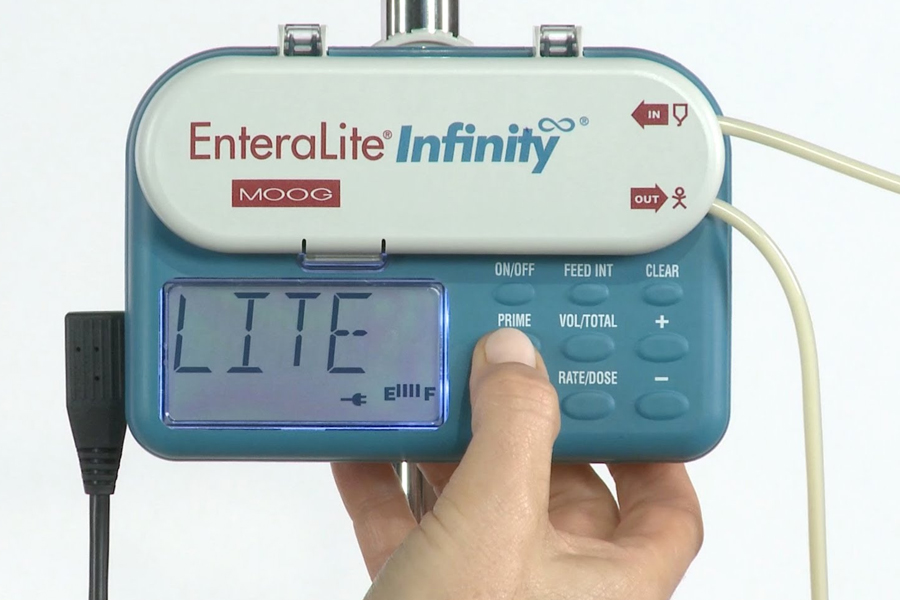 Alimentación mediante la bomba Enteralite Infinity Shield HealthCare